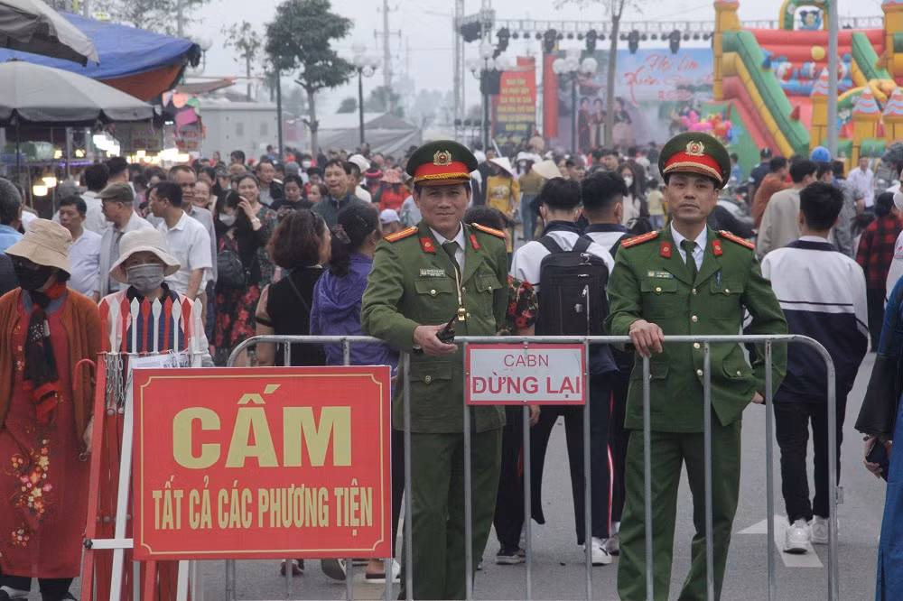 Để đảm bảo an ninh, trật tự ban tổ chức đã bố trí lực lượng an ninh dày đặc hướng dẫn người dân đi hội, phân luông điều tiết giao thông.