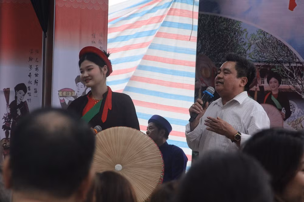 Tại hội Lim năm nay, Ban tổ chức yêu cầu, các điểm hát quan họ nhận tiền “thướng” của du khách phải đảm bảo văn hóa, phù hợp với giá trị truyền thống.