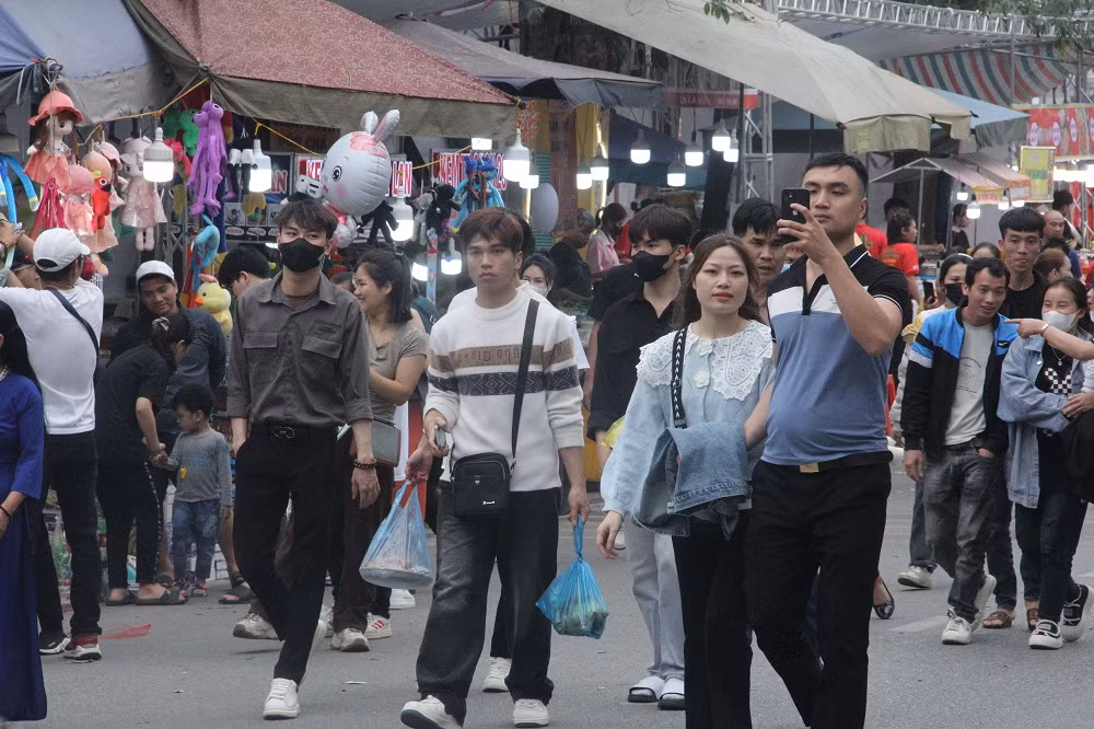 Ai cũng vui tươi, háo hức dự hội.