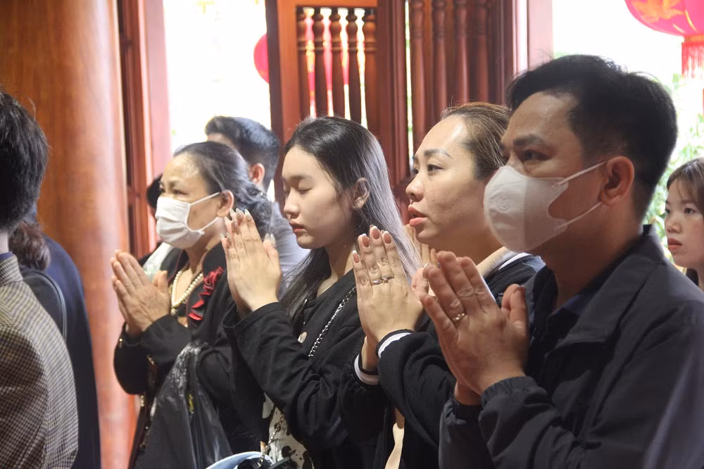 Không chỉ đi chơi hội, du khách đến với hội Lim còn cầu mong một năm mới may mắn, tốt lành.
