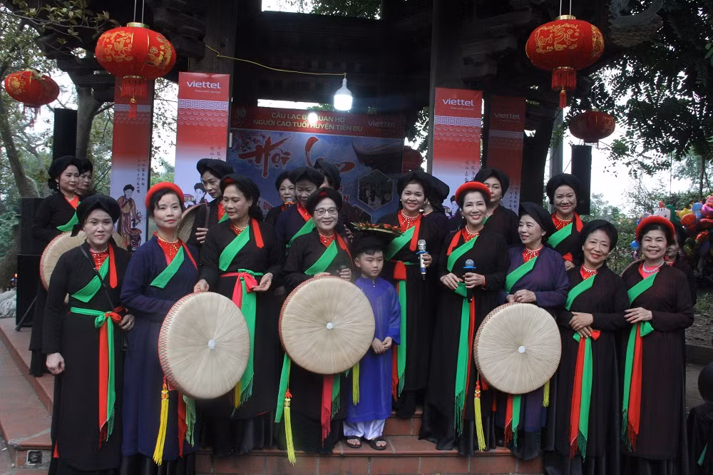 Đến với Hội Lim người dân và du khách được hòa mình vào không khí vui tươi với những giọng hát quan họ truyền thống ngọt ngào của liền anh, liền chị.