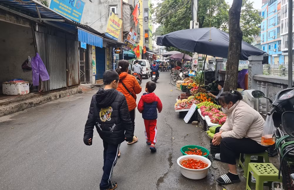 Hiếm thấy cảnh tấp nập người mua người bán cá chép cúng ông Công ông Táo ở khu vực chợ dân sinh này.