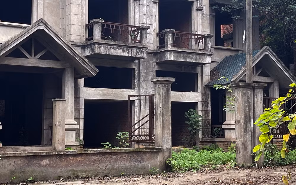 Bên trong một căn biệt thự gần như bỏ hoang.