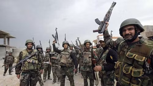 Binh sỹ Syria ăn mừng chiến thắng.