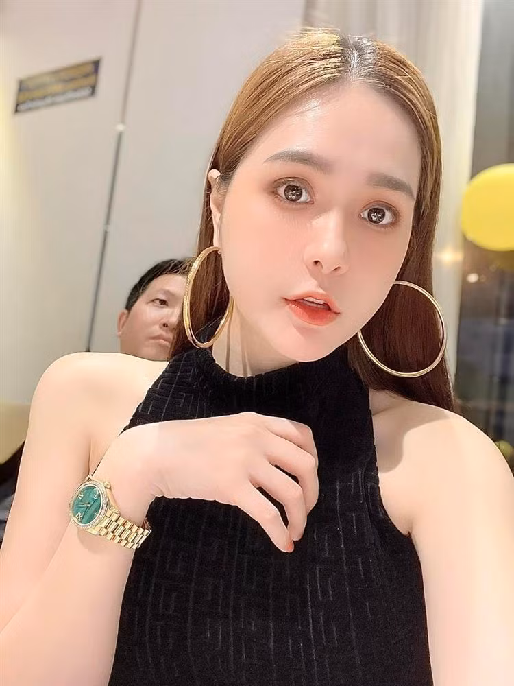 Đặc biệt, để vợ xinh đẹp nhất bữa tiệc, doanh nhân bất động sản còn chuẩn bị sẵn một bộ trang sức kim cương, giá trị đắt đỏ. Khách mời đến tham dự ngoài được "ăn chơi thả cửa" còn có quà mang về.