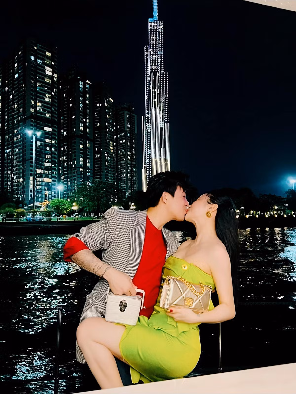Trên trang facebook của mình, vợ chồng đại gia ngành nhựa thường xuyên đăng tải những khoảnh khắc hạnh phúc bên nhau.