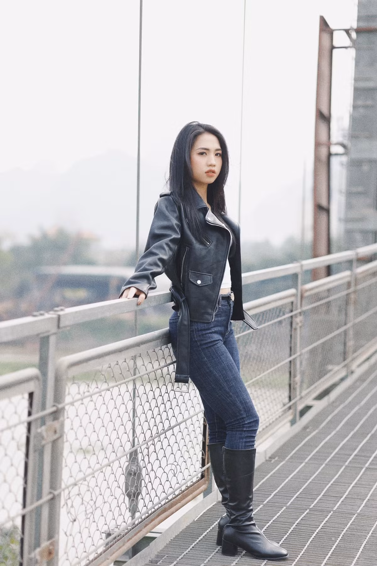 Trên trang cá nhân của mình mới đây, "hot girl sân cỏ" đăng tải loạt ảnh gây chú ý. Khác hẳn với hình ảnh quần đùi áo số trên sân bóng, cô nàng xuất hiện với áo khoác da kết hợp quần jeans và đi boot cao cổ.