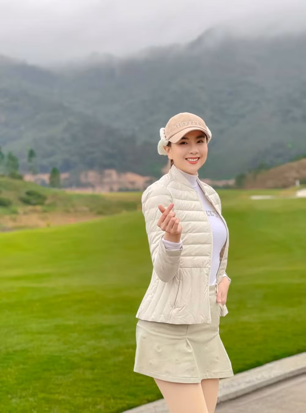 Mai Ngọc có vẻ ngoài xinh đẹp gợi cảm nên cô thường xuyên tận dụng thế mạnh để diện đa dạng phong cách thời trang khác nhau.