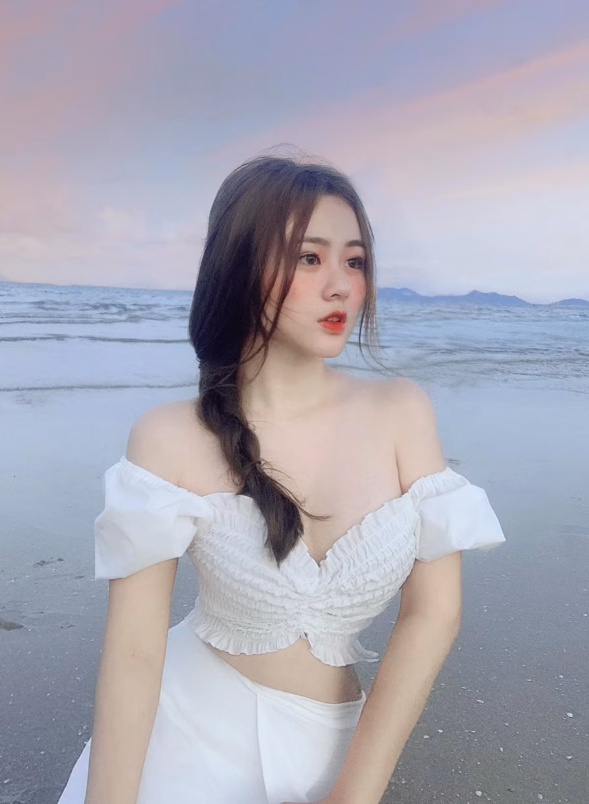 Trên trang cá nhân, Hồng Hân không ngại khi đăng tải những bức ảnh lộ vóc dáng táo bạo.