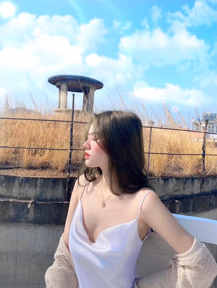 Hồng Hân được cư dân mạng khen ngợi có gương mặt xinh như thiên thần, vóc dáng của cô cũng đẹp với chiều cao ấn tượng là 1m65.