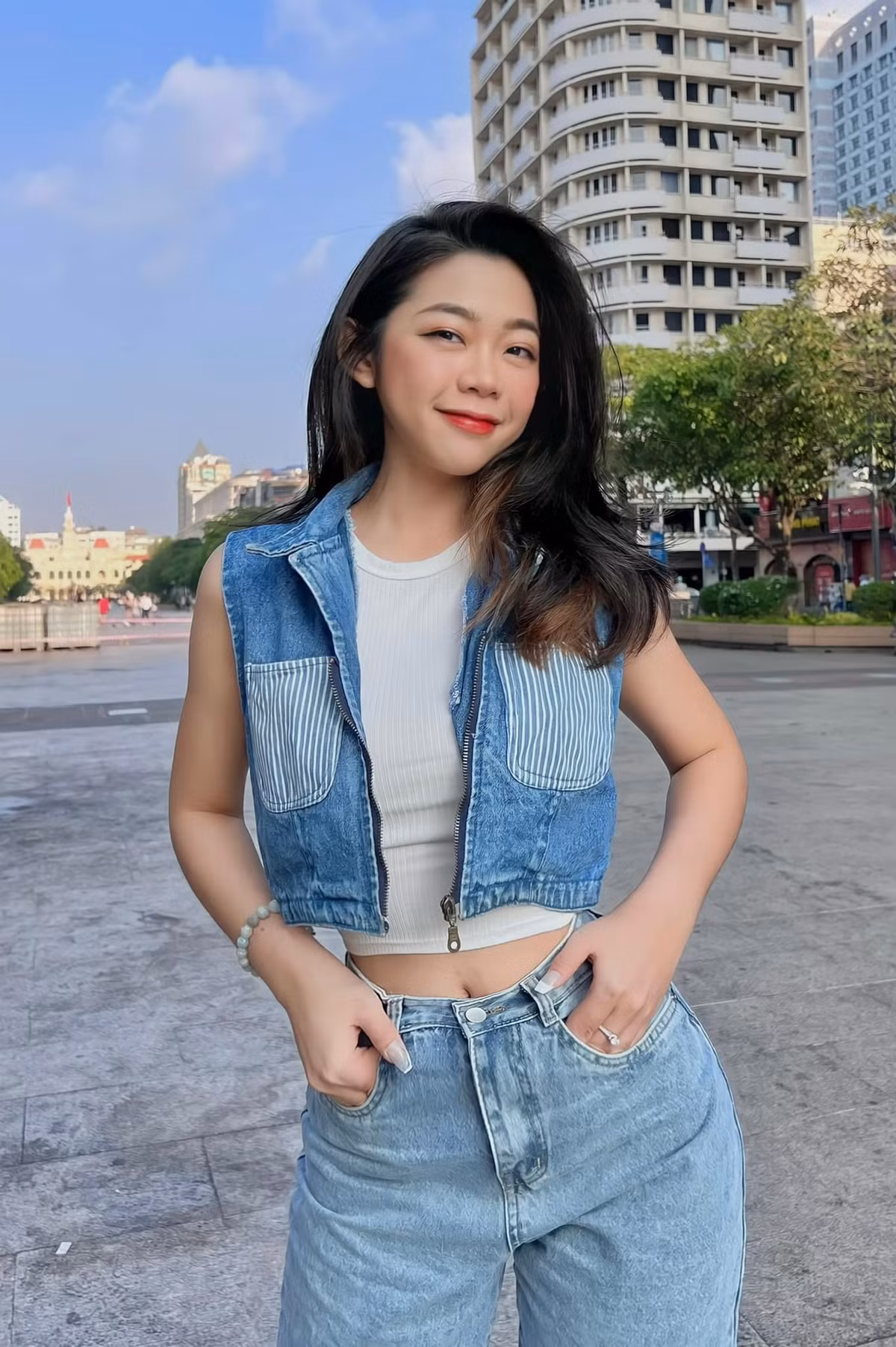 Một số cư dân mạng cho rằng thân hình của nàng hot girl này quá khác so với những video cô tự đăng tải trước đây, đặc biệt là về độ thon và dài của đôi chân.