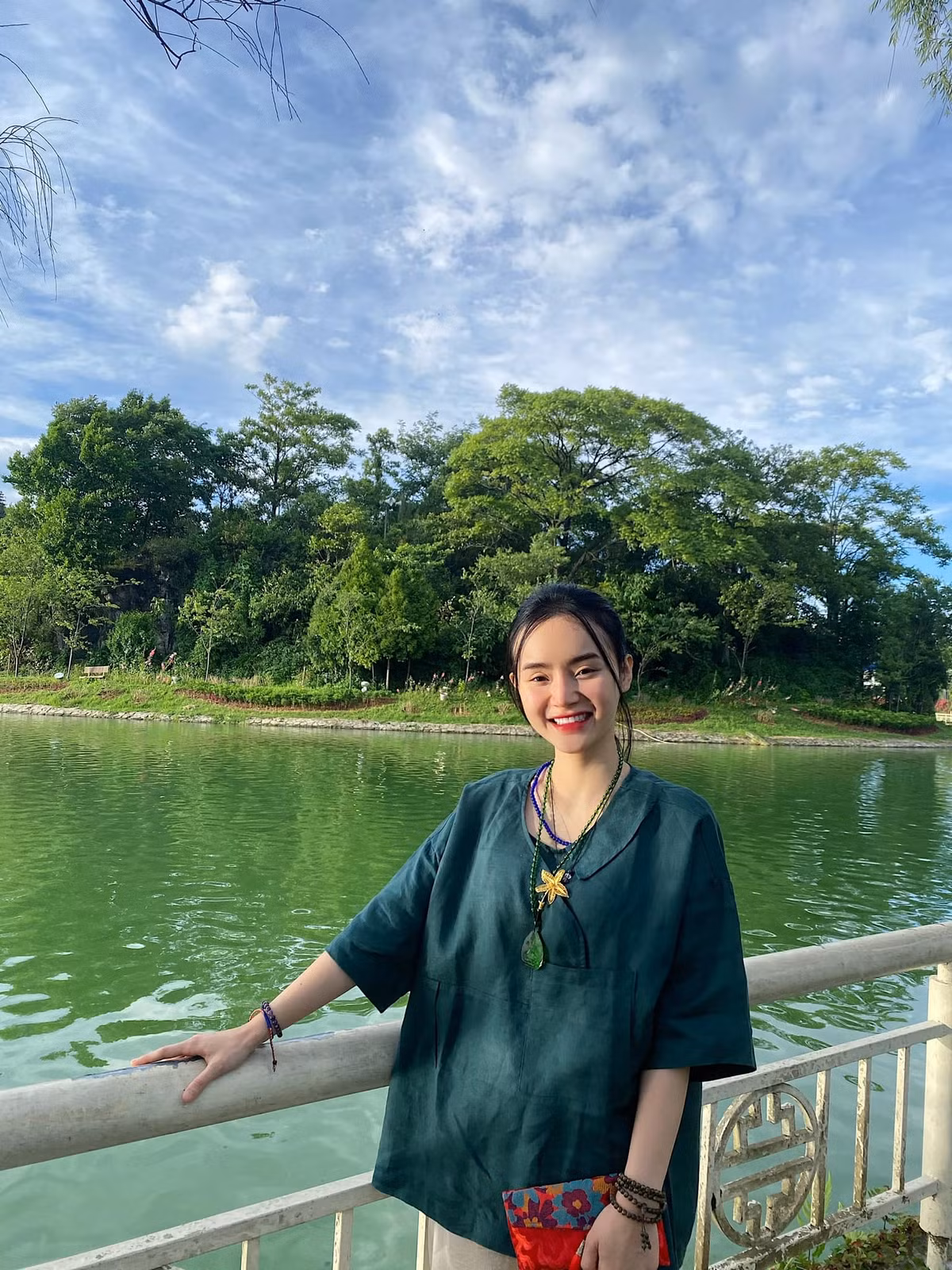 Trên trang cá nhân của mình, em gái Angela Phương Trinh thường xuyên khoe ảnh mặt mộc, chẳng mấy khi trang điểm cầu kỳ.