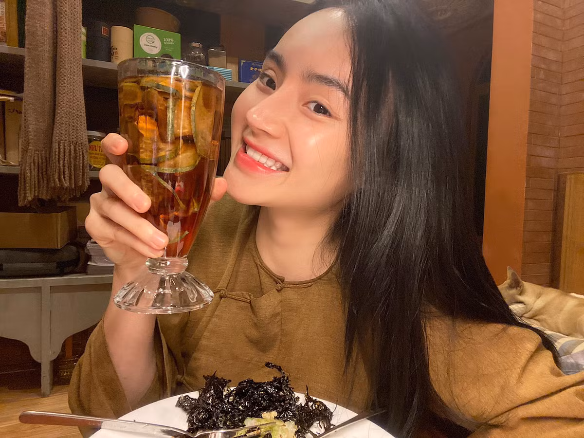 Đặc biệt, cặp chị em này rất tích cực đi làm từ thiện, giúp đỡ người nghèo. Ngoài ra, nối gót chị gái, Phương Trang cũng quyết định ăn chay trường.