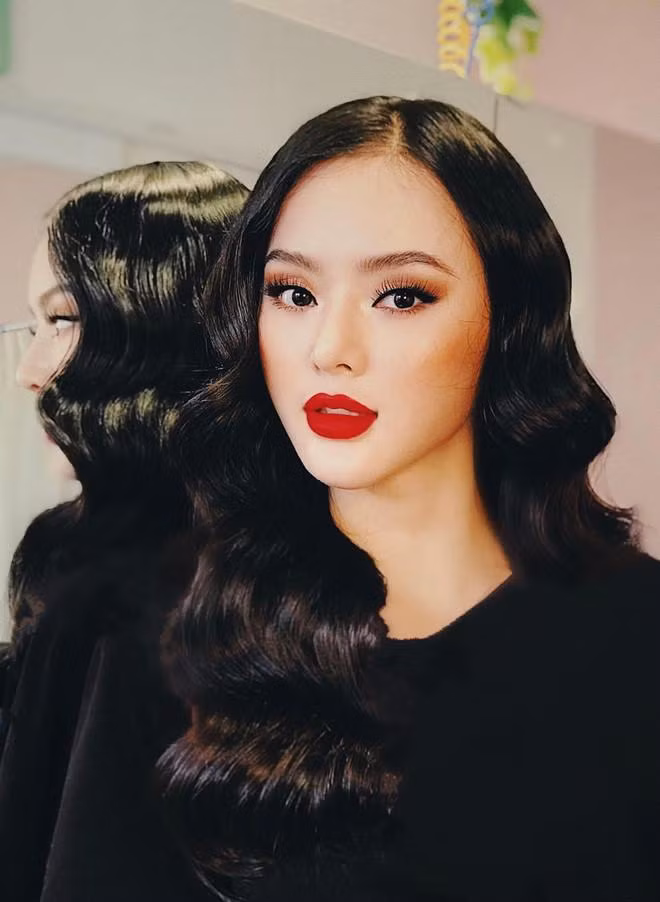 Bên cạnh việc ăn mặc, cô còn từng vướng tin đồn "dao kéo" khi sắc vóc thay đổi thất thường. Ảnh: FBNV