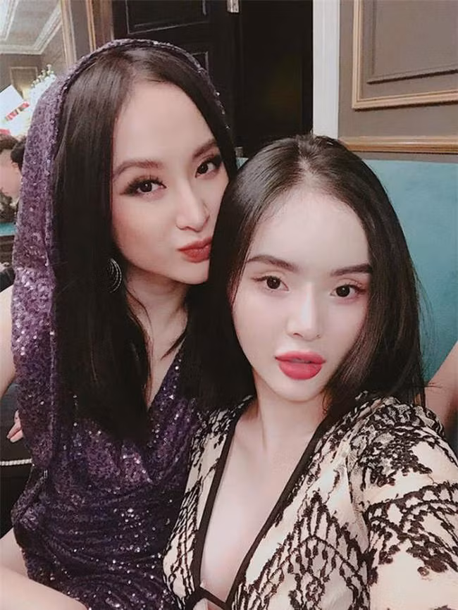  Angela Phương Trinh có một cô em gái ruột tên Lê Ngọc Phương Trang, sinh năm 1996. Giống như người chị gái nổi tiếng, cô được gia đình tạo điều kiện cho tiếp xúc với môi trường giải trí từ sớm.