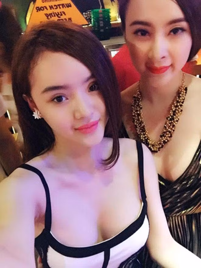 Em gái Angela Phương Trinh chỉ kém chị 1 tuổi và sở hữu gương mặt được đánh giá là giản dị và… hiền hơn cô chị rất nhiều.