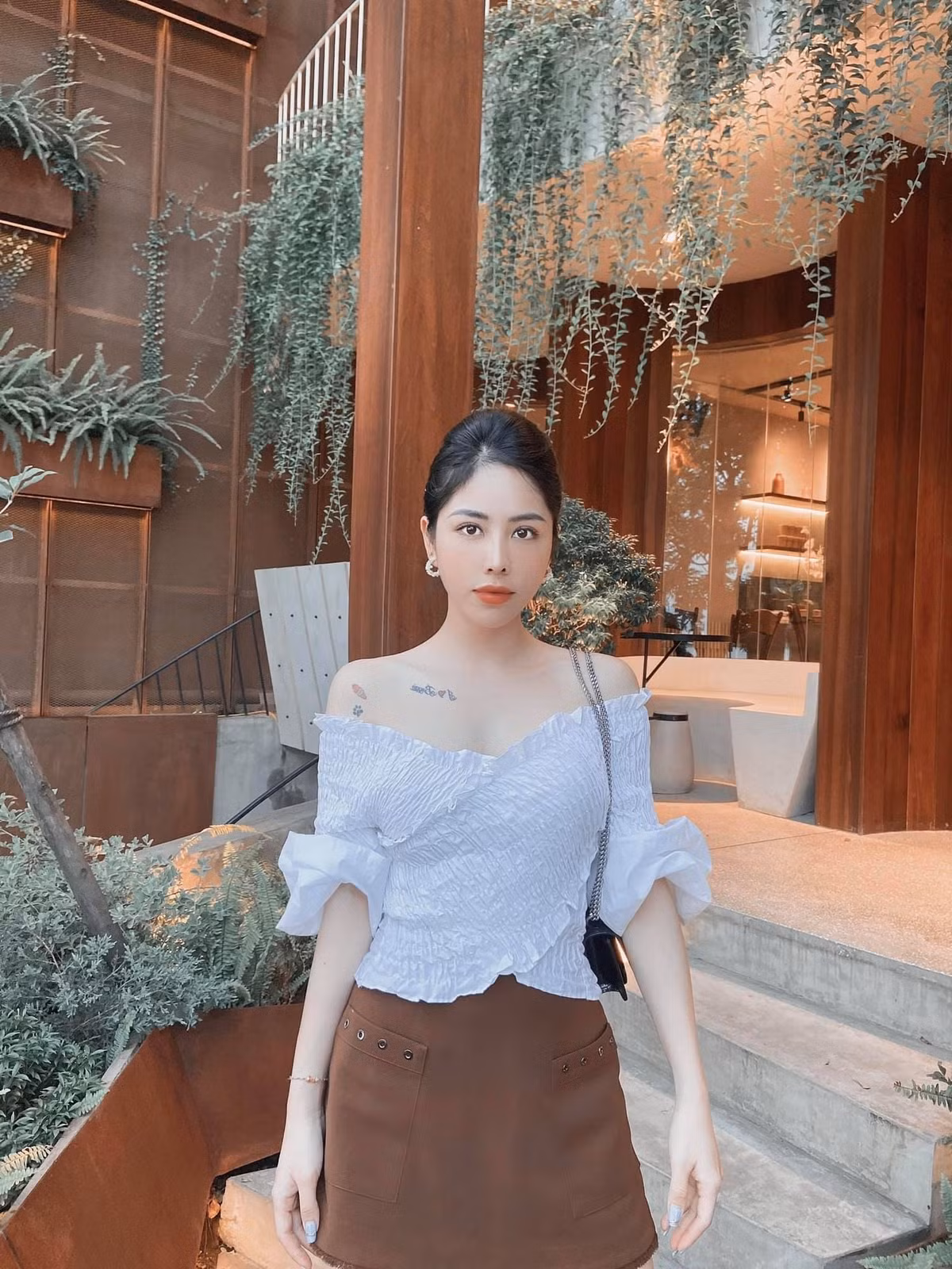 Được mệnh danh là "nữ cơ phó xinh nhất Việt Nam", bà mẹ hai con từng được báo chí xứ Trung khen ngợi, trong đó nội dung tập trung nói về nhan sắc của cô.