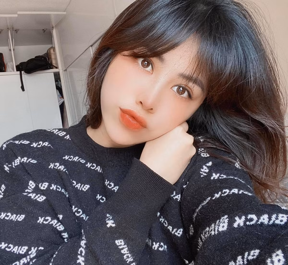 Nhiều người đã đặt tên cho cô là "Bông hồng trong buồng lái" sau khi nhìn thấy bức ảnh của cô khi đang làm việc tại một hãng hàng không Việt Nam.