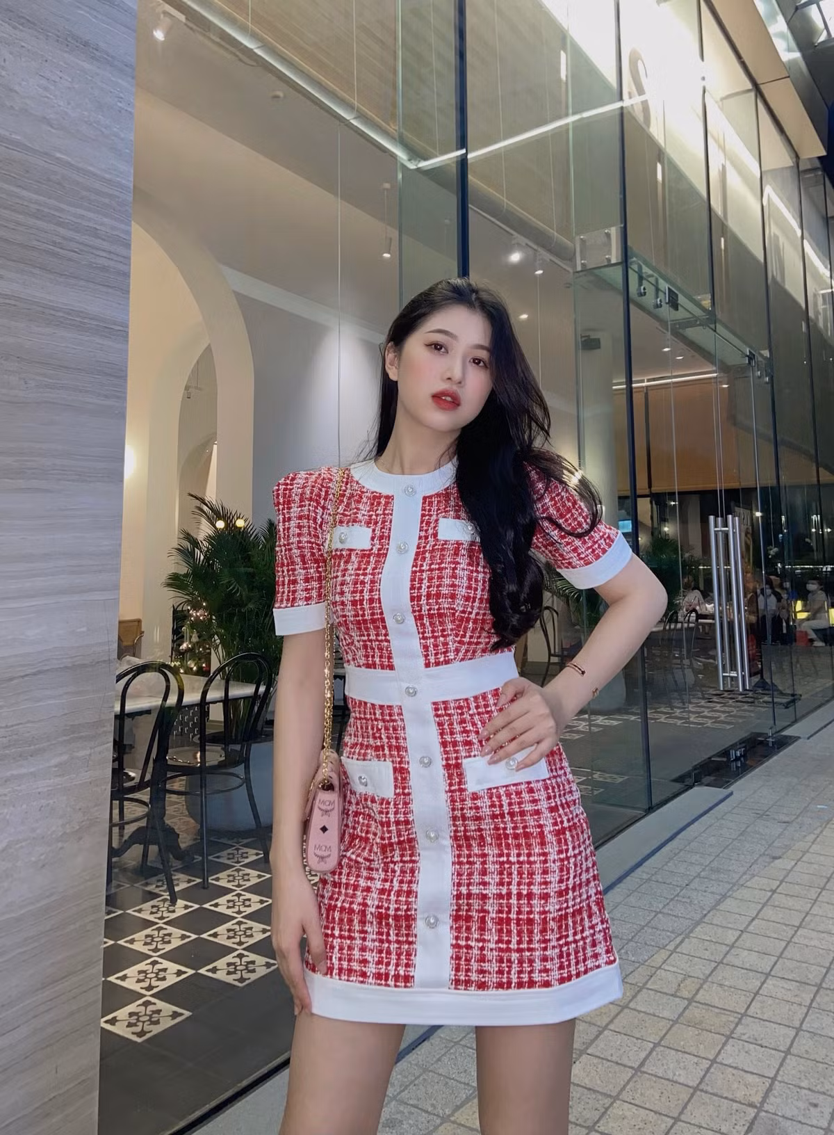 Nữ sinh này hiện đang sở hữu hơn 33.000 lượt theo dõi trên trang cá nhân Facebook và hơn 33.000 lượt theo dõi Instagram.