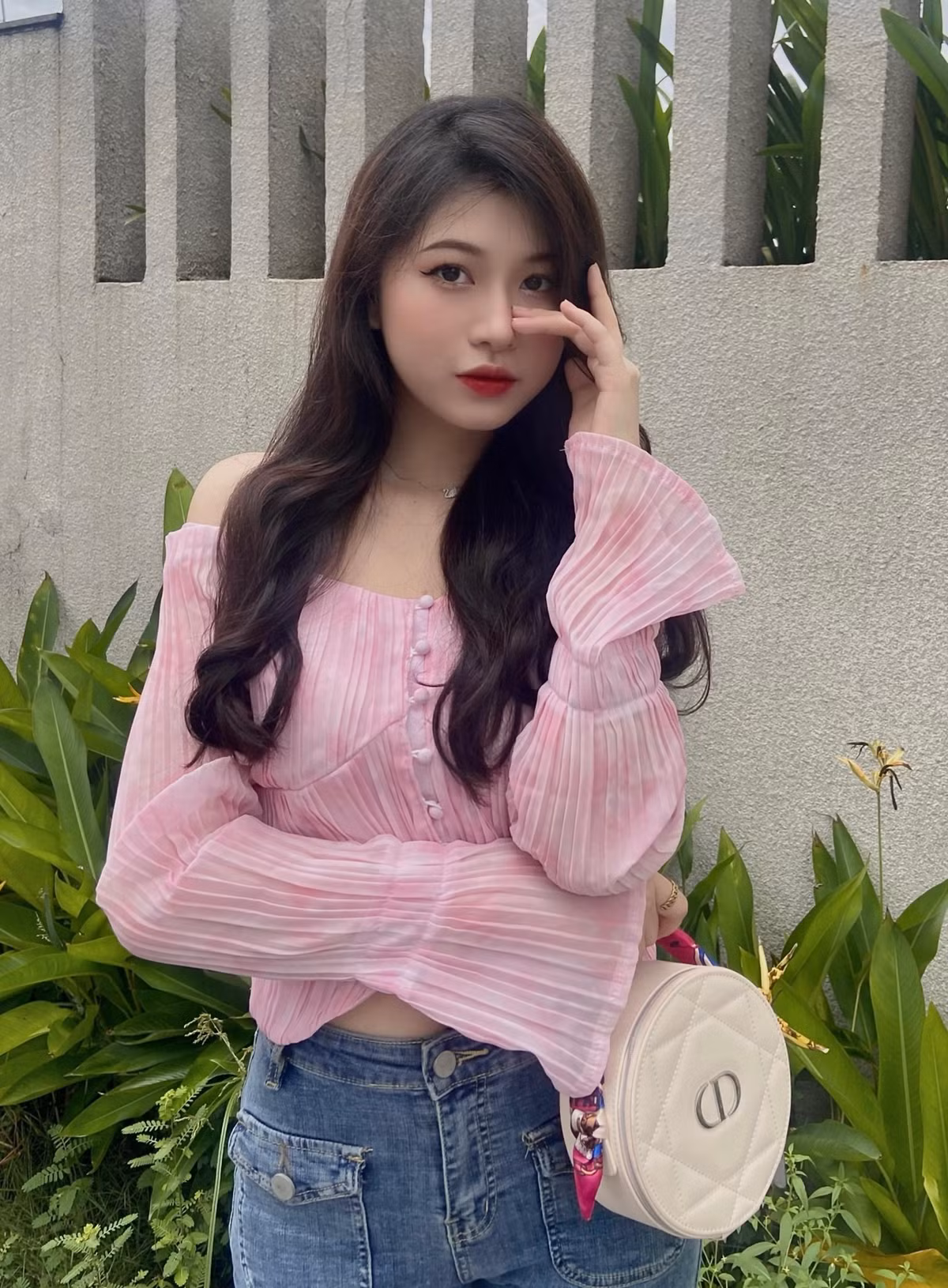 Thần thái gương mặt của Hạnh Nguyên ngày càng xuất thần dù ngày xưa cô bạn cũng từng bị chê sấp mặt vì biểu cảm đơ.