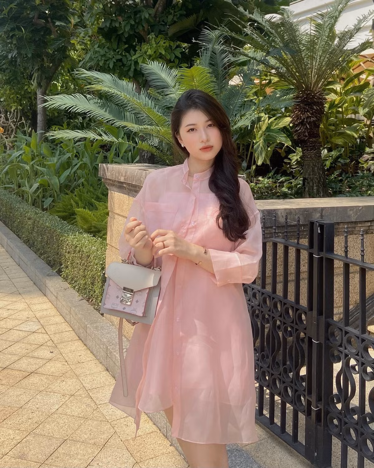 Hạnh Nguyên theo đuổi phong cách quyến rũ nhưng cũng không kém phần nữ tính.