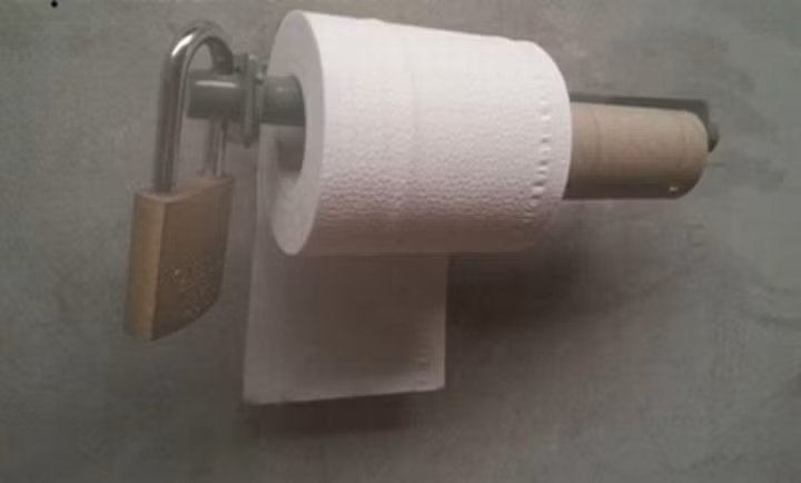 Giấy vệ sinh cũng mất kha khá tiền mua đấy, phải bảo quản cho kỹ.