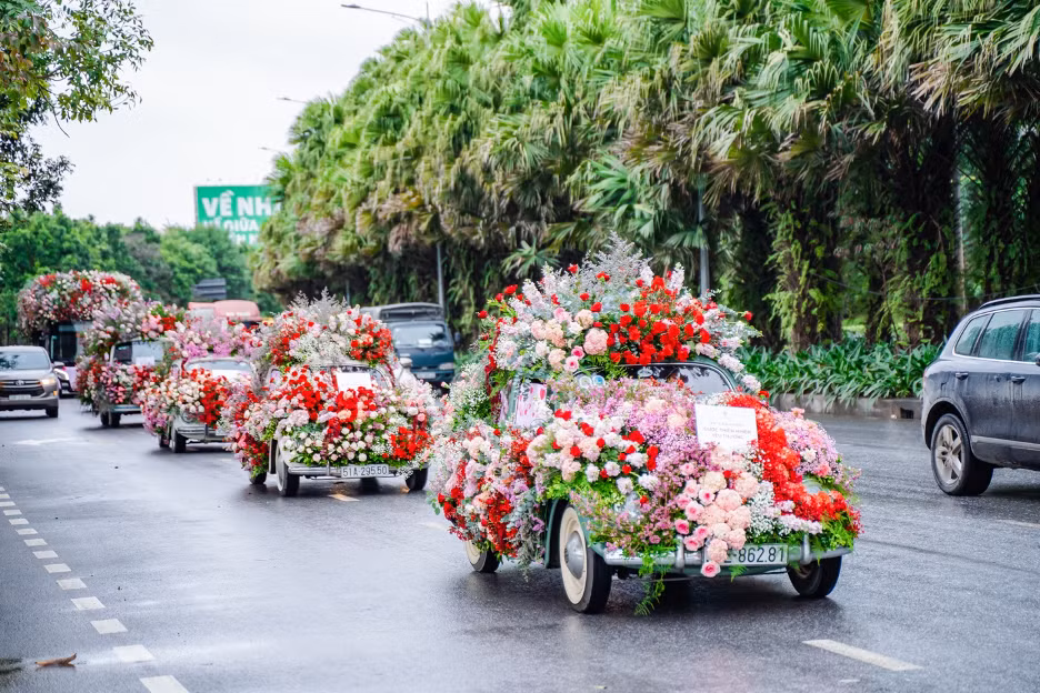 Rừng hoa khổng lồ này được tạo thành bởi 99.999 bông hồng và trang trí trên những chiếc xe đạp, xe cổ và bus 2 tầng xinh xắn.