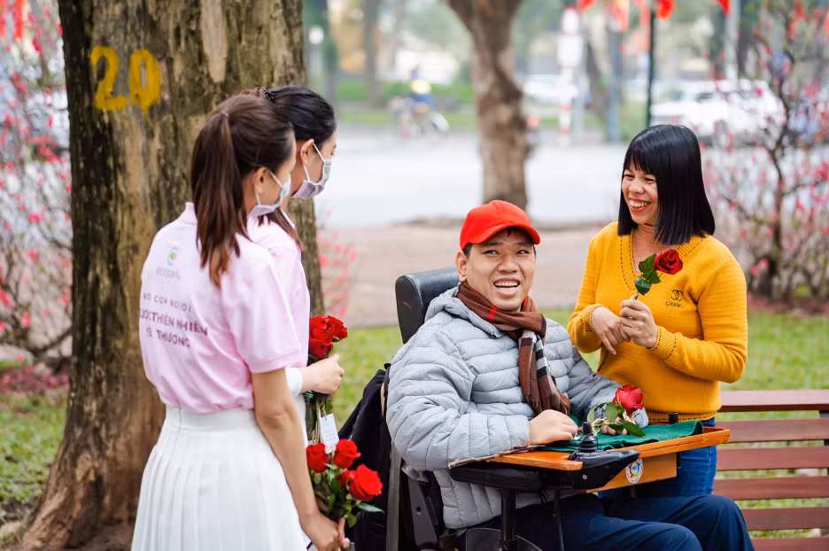 Anh Chung, sống tại Đông Anh – Hà Nội, bị liệt tứ chi bày tỏ sau khi nhận được những đoá hoa hồng trong ngày Valentine: "Bao nhiêu năm, anh chưa bao giờ được tặng hoa hay được tặng hoa cho ai trong ngày Valentine. Đây là lần đầu, có người tặng hoa cho anh trong ngày này, anh thực sự vui, thực sự quý và xúc động. Anh sẽ ép khô đoá hoa này để giữ làm kỷ niệm".