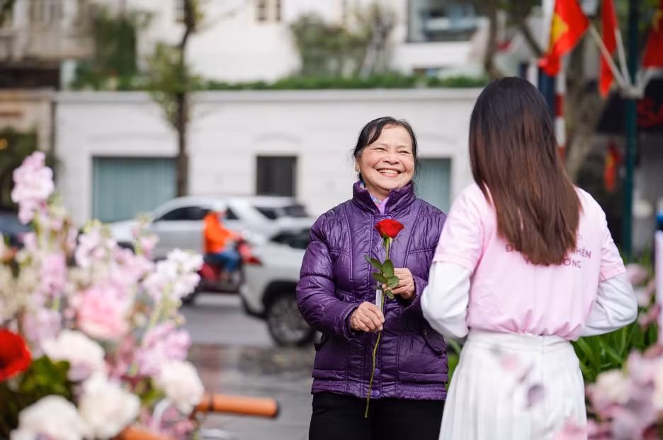 Theo chia sẻ của đại diện tập đoàn Ecopark: "Có những người, cuộc đời này chưa từng biết đến lễ tình yêu! Có những người, Valentine hay 8/3, cũng chẳng khác gì mọi ngày! Có những người, ngày lễ Tết vẫn phải bươn chải trong cái lạnh tái tê lúc 4-5 giờ sáng, vẫn mải mướt với gánh hàng rong...