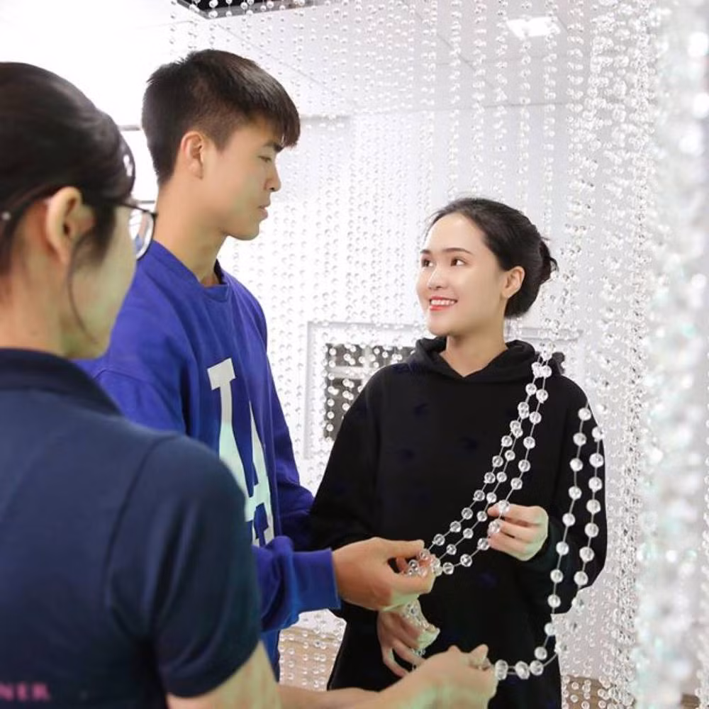 Ngoài ra, hình ảnh cặp đôi ngồi sát bên nhau trên bậc cầu thang, gặm vội chiếc bánh mì cũng khiến nhiều người đồng cảm sau mỗi đám cưới.