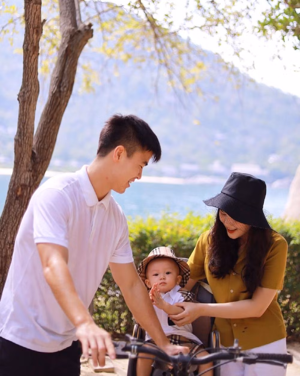 Khi chưa về một nhà, Duy Mạnh thường tặng cho bạn gái những món đồ hiệu đắt tiền, còn Quỳnh Anh thì luôn theo nam cầu thủ đến những trận đấu quan trọng. Ảnh: Tổng hợp