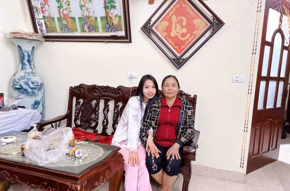 Đính kèm hình ảnh, nữ cầu thủ chia sẻ: "Sau 2 tháng xa nhà, xa quê hương, cuối cùng cũng được gặp gia đình, gặp mẹ... lời nào diễn tả nổi cảm xúc này".