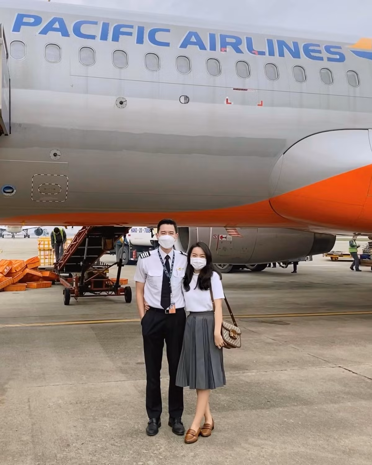 Trước câu hỏi này, Hà Trúc không ngần ngại trả lời, cụ thể cô cho biết mình ở hai nhà, một nhà kế cơ quan bồ, một nhà kế nhà bồ thì sẽ giữ được.