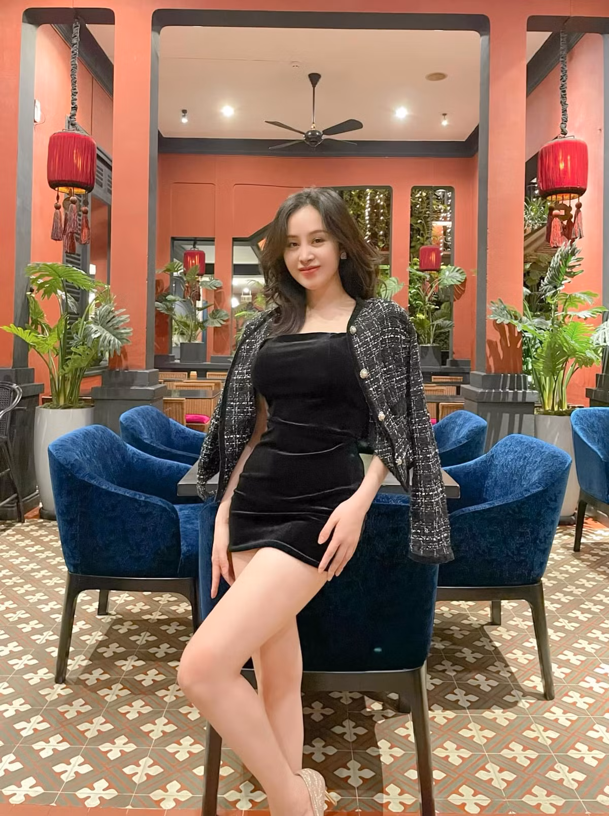 Sau những ngày tháng bị chỉ trích về cách ăn mặc có phần hở hang, thiếu tế nhị, hot girl Bà Tưng giờ đã khác. Tuy nhiên khi về quê, cô nàng vẫn diện trang phục "nóng bỏng mắt" nhưng đã được tiết chế hơn rất nhiều.
