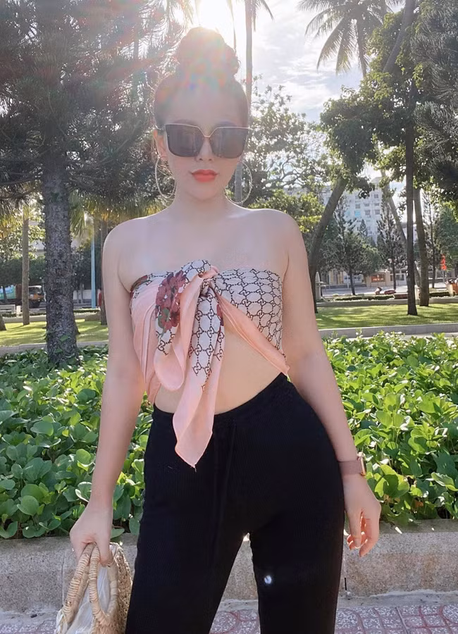 Những thiết kế bikini được cô chưng diện thường có đường xẻ hông cao hun hút, tôn vòng 3 quyến rũ.