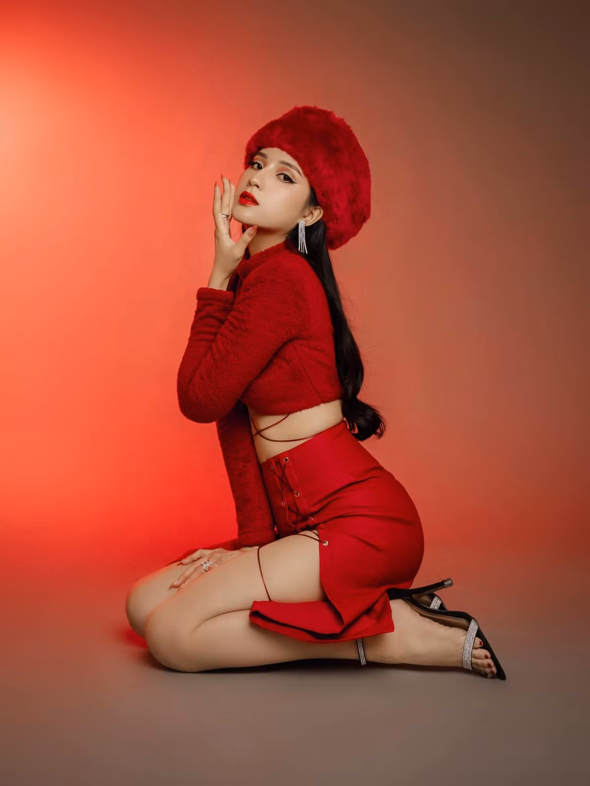 Đến đầu tháng 8/2021, hot girl sinh năm 1998 gây bất ngờ khi tiết lộ chuyện có con với giọng ca Sóng gió.