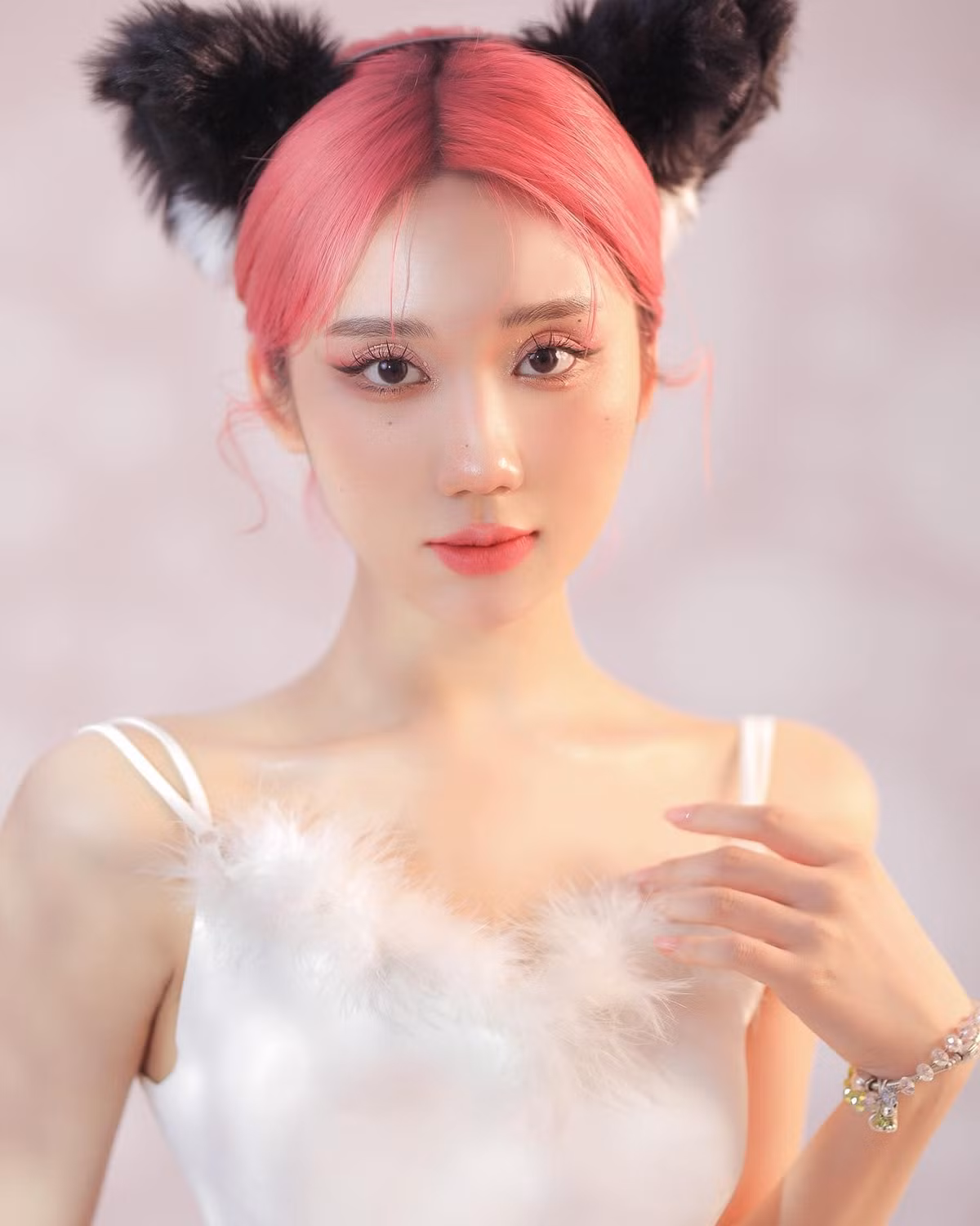 Không chỉ theo đuổi phong cách dễ thương, gần đây hot girl Mina Young đang dần "lột xác" với hình tượng mạnh mẽ hơn.