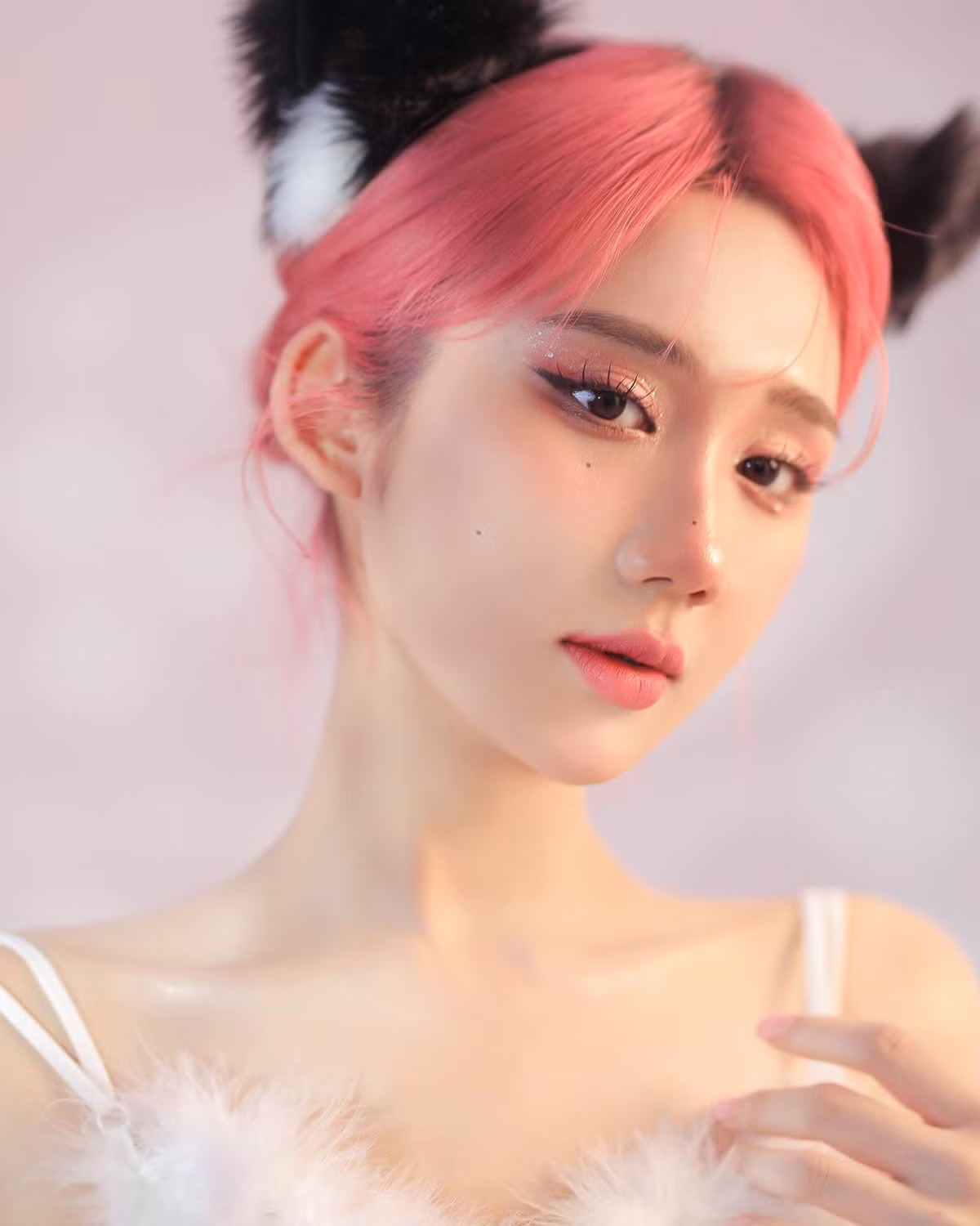 Mới đây, trong dịp sinh nhật 23 tuổi, "cô giáo" Mina Young đã chiêu đãi fan bộ ảnh "chất phát ngất" với mái tóc đỏ rực cùng lối trang điểm tươi tắn, quyến rũ.
