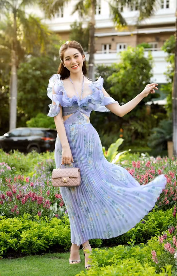 Công việc của cô nàng mang lại thu nhập khá ổn định, giúp cô chăm sóc bản thân và phụ giúp gia đình, có những chuyến du lịch tận hưởng cùng bạn bè.