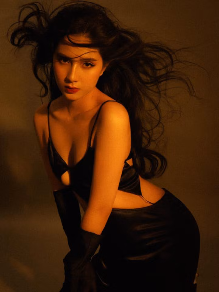 Trong những hình ảnh này Thiên An khoe triệt để thân hình nóng bỏng, cùng với võng lưng đầy quyến rũ.