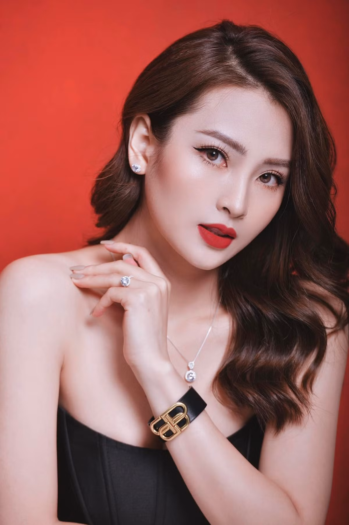 Ở ngoài đời, nữ MC gây ấn tượng bởi sở hữu nhan sắc xinh đẹp cùng vóc dáng quyến rũ.