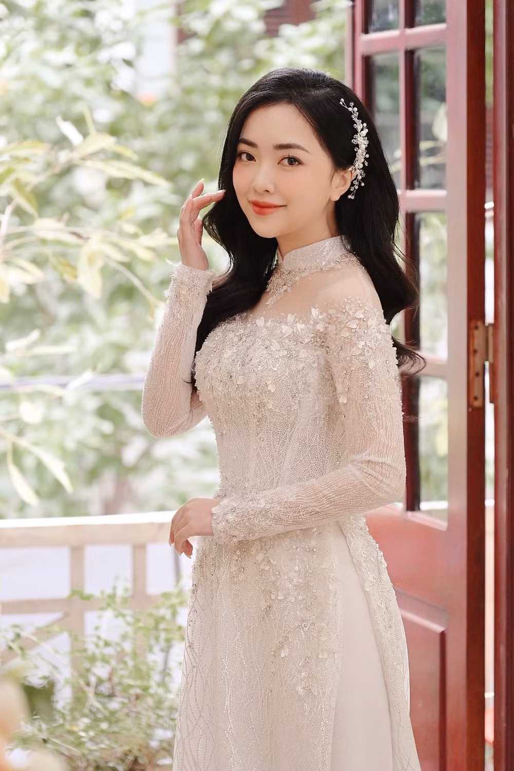 Tuy đã quá quen mặt với cô dâu Mai Hà Trang vì cặp đôi đã từng tiết lộ nhiều hình ảnh trong thời gian hẹn hò, nhưng netizen cũng phải xuýt xoa với nhan sắc ngọt ngào, rạng rỡ không kém hoa hậu khi cô nàng xuất hiện trong đám cưới. Ảnh: Linh Nga Bridal