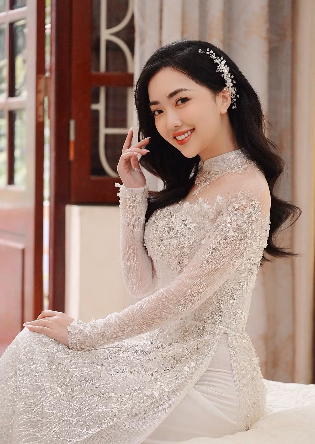 Hà Trang diện áo dài trắng nhưng làm nổi bật lên nhan sắc thanh khiết, đường nét gương mặt xinh đẹp với đôi mắt to, nụ cười rất duyên dáng. Ảnh: Linh Nga Bridal