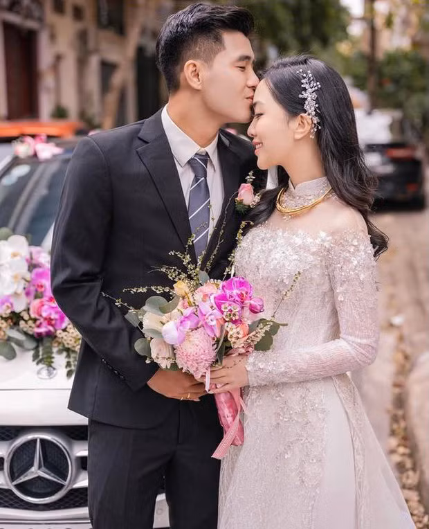 Sau đám cưới, vợ chồng Hà Đức Chinh ở tại “biệt phủ” khang trang Sau dam cuoi, vo chong Ha Duc Chinh o tai “biet phu” khang trang