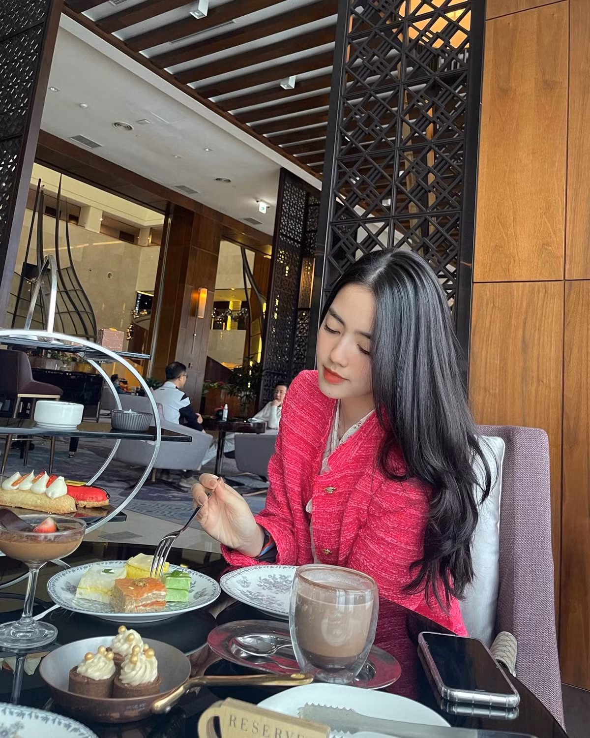 Nhiều người nhận xét Bùi Phương Lan sở hữu gương mặt được khen ngợi là "chuẩn hoa hậu".