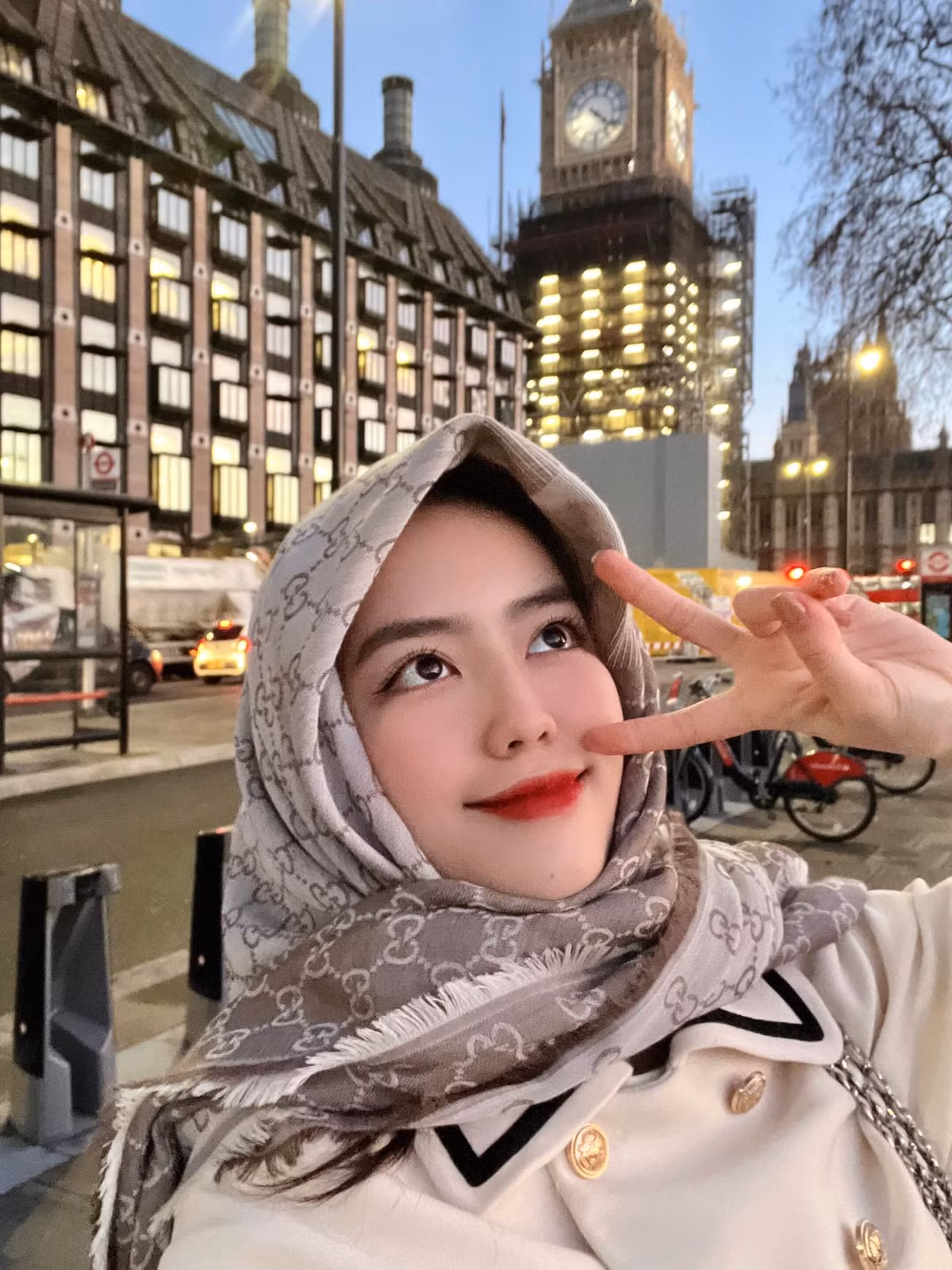 Cô nàng vẫn là một nữ tiếp viên hàng không xinh đẹp, chuyên nghiệp trên những chuyến bay.