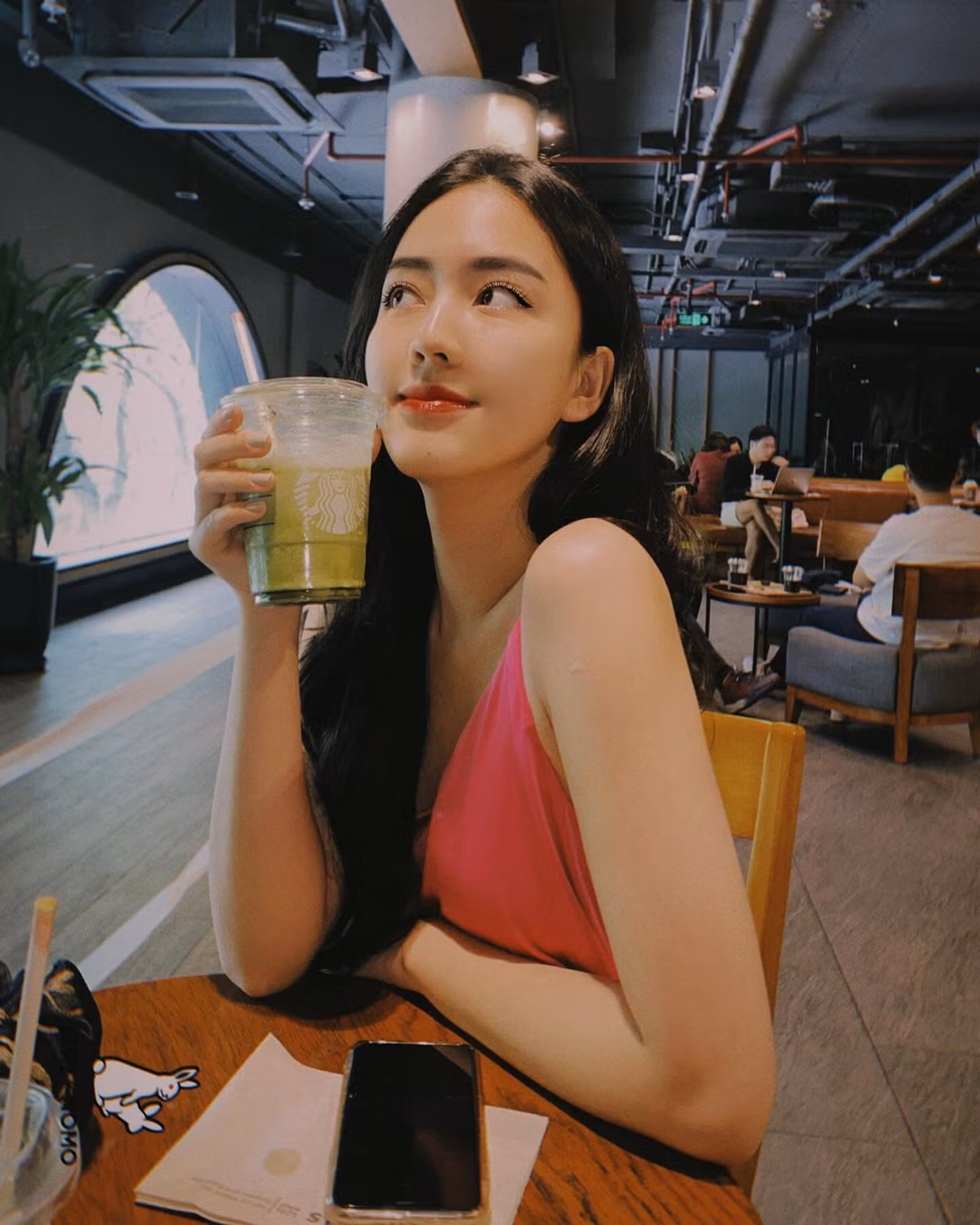 Lan Phương khá kín tiếng trên MXH và hầu như mọi thông tin liên quan của cô nàng đều ở chế độ riêng tư.