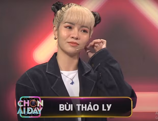Trên sóng truyền hình, cô nàng có gương mặt đơ và khác so với những ảnh tự đăng. Nhiều người tỏ ra thất vọng trước nhan sắc thật của gái xinh này.
