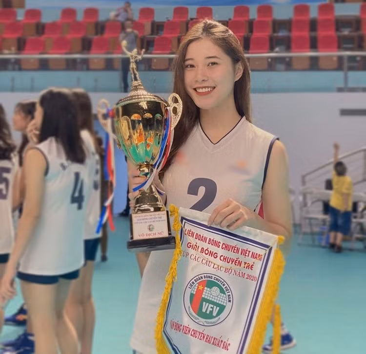 Người ta gọi cô là người đẹp bóng chuyền bởi cô nổi bật với chiều cao 1m76 cùng diện mạo khả ái. Ngoài ra họ con khẳng định Thu Huyền là thỏi nam châm lớn thu hút những người yêu bóng chuyền.
