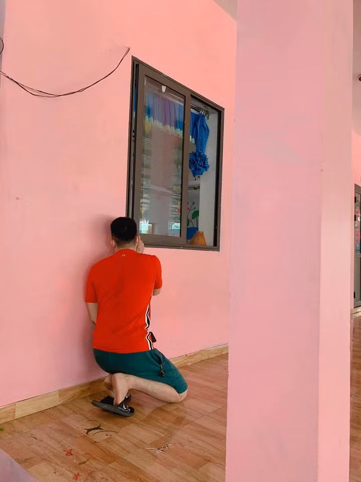 Với các bậc cha mẹ thì cảm xúc lần đầu đưa con tới lớp hẳn là không thể nào quên. Ảnh: Tổng hợp